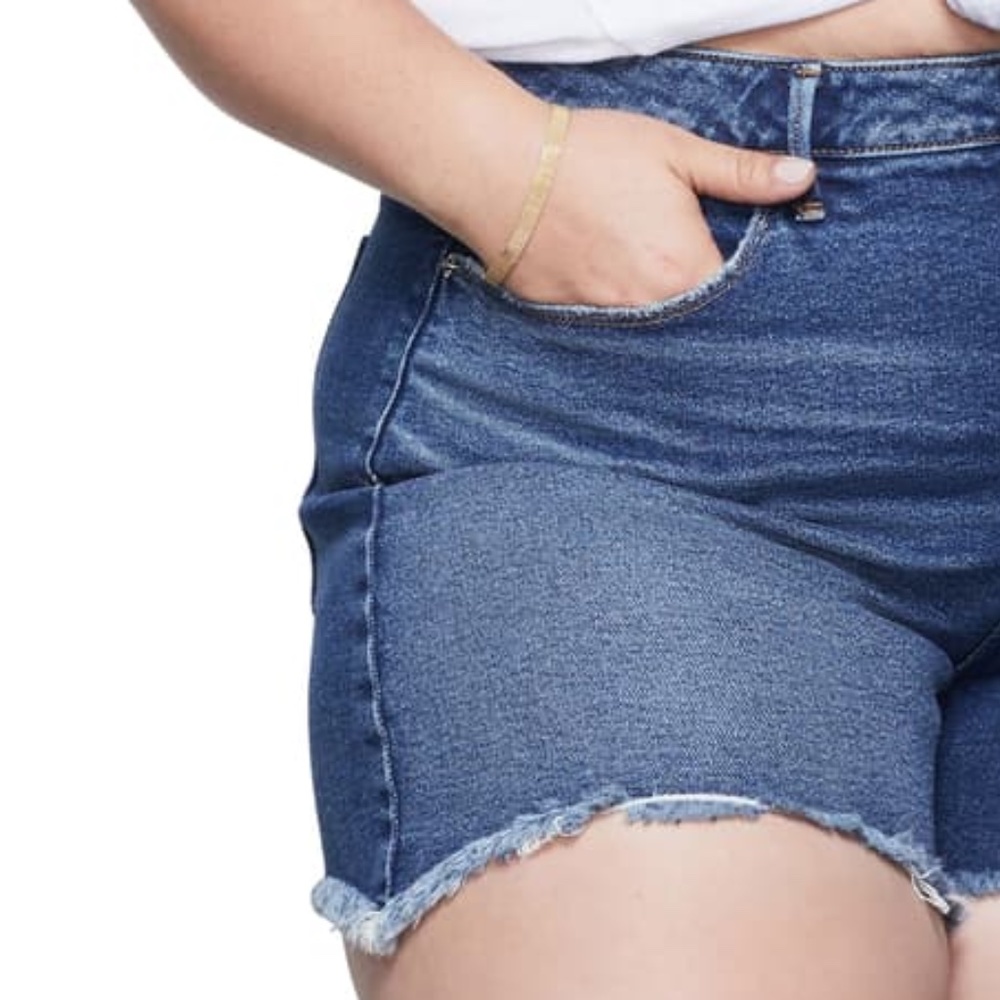 Good American Frayed Denim Shorts - Picture 4 of 4